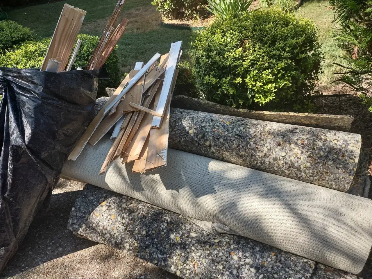 Gdzie wyrzucić wykładzinę dywanową? Sprawdź, jak uniknąć problemów z utylizacją!