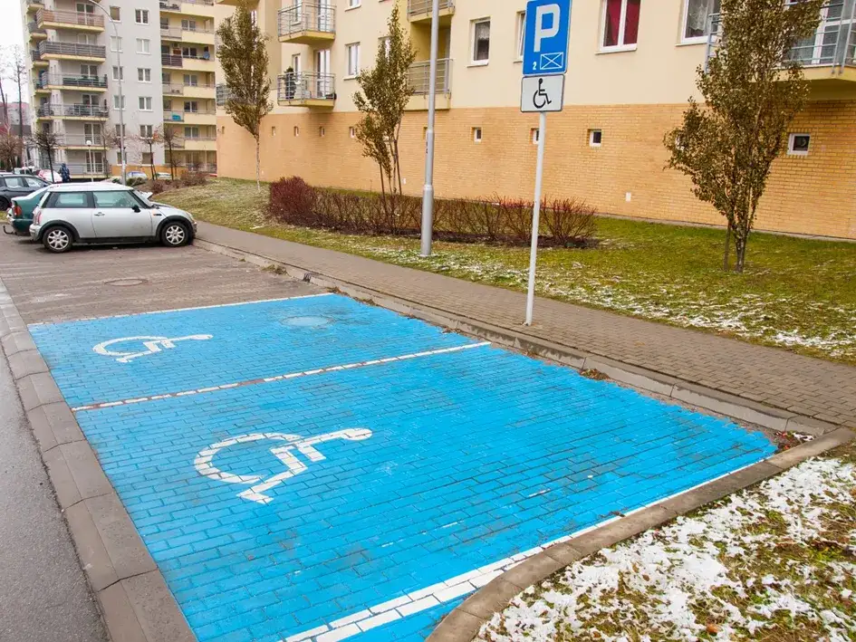 Ile miejsc dla niepełnosprawnych? Sprawdź obowiązujące przepisy