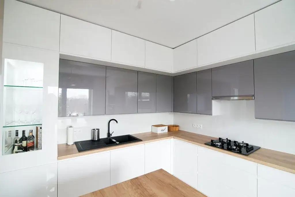 Szafki kuchenne do sufitu czy nie? Odkryj wady i zalety tej decyzji