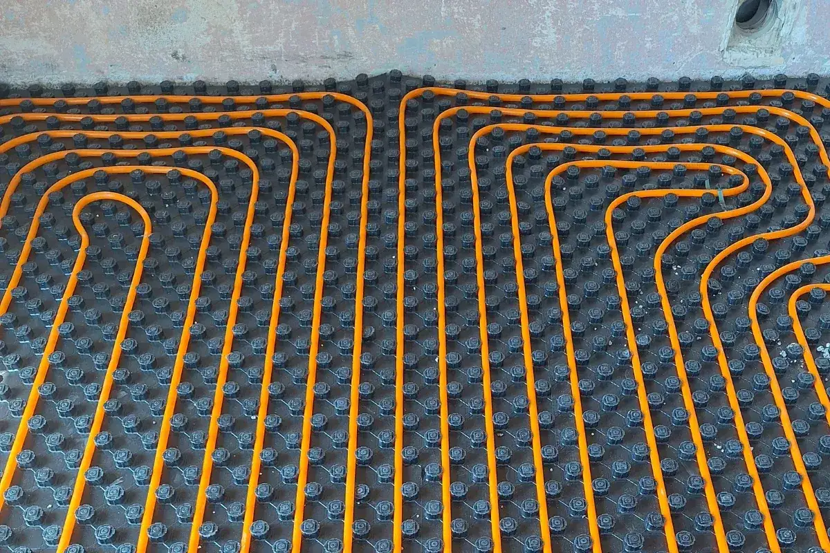 Ogrzewanie podłogowe czy grzejnik – co wybrać dla lepszego komfortu?