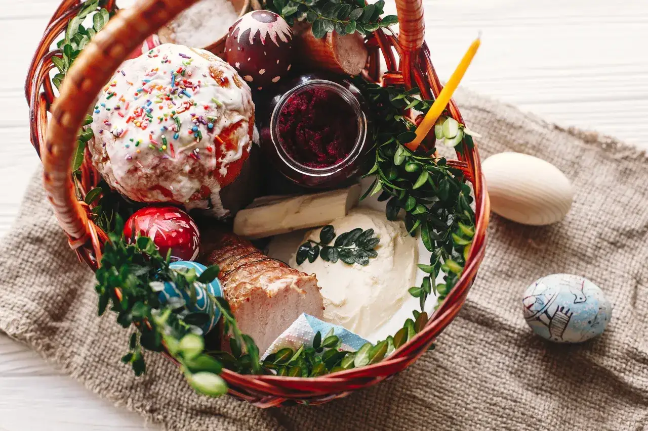 Koszyczek wielkanocny: chrzan, kiełbasa, jajka, babka i świeca. Idealny pomysł, jak zrobić koszyczek wielkanocny.