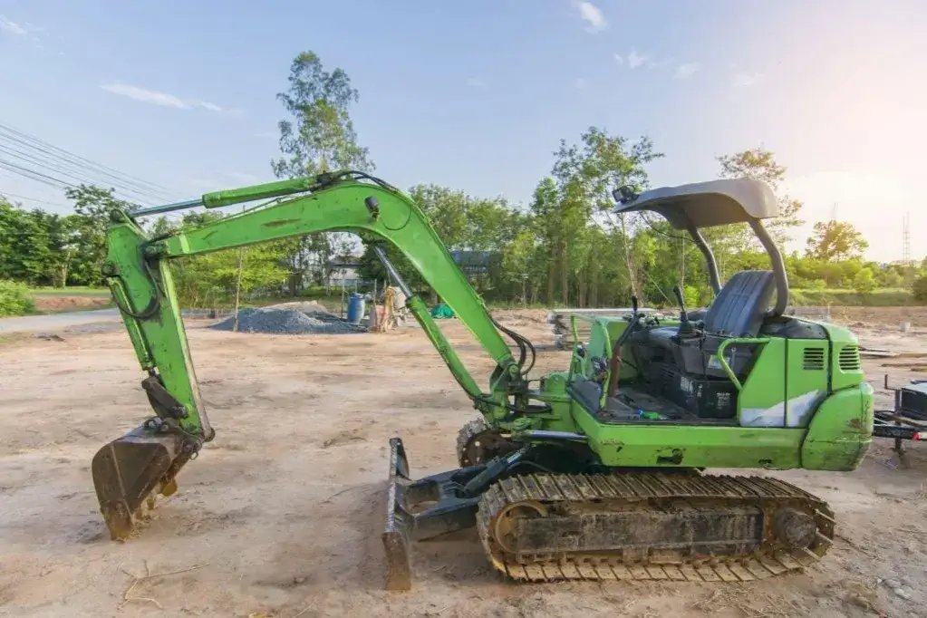 Koparko-ładowarka a koparka: czy możesz pracować? Uprawnienia