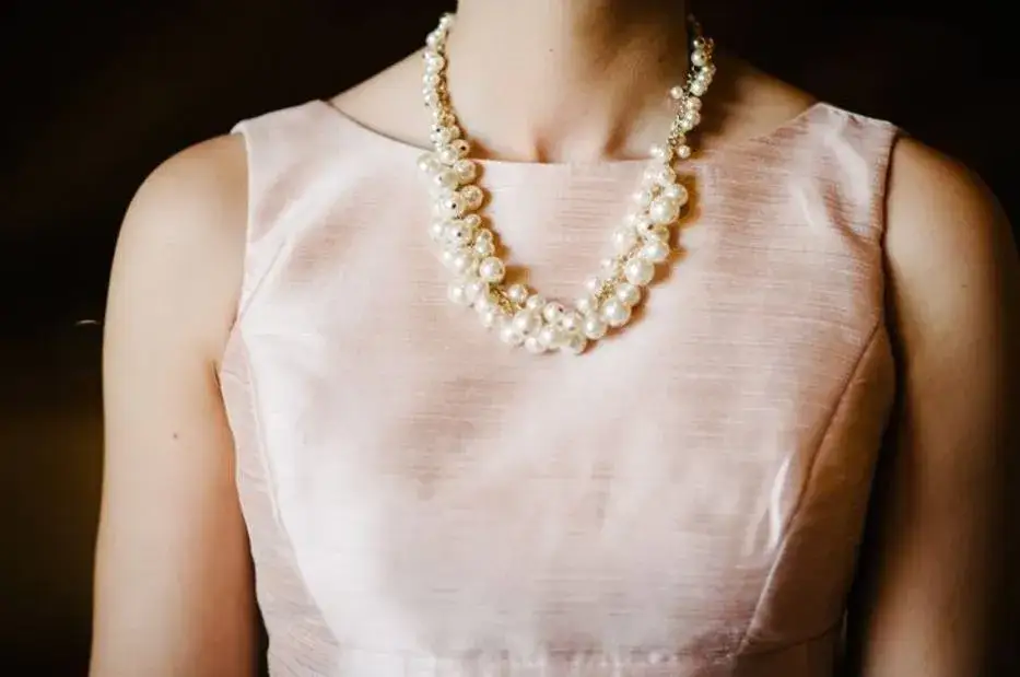 Jaki naszyjnik do dekoltu? Odkryj idealne dopasowanie dla siebie