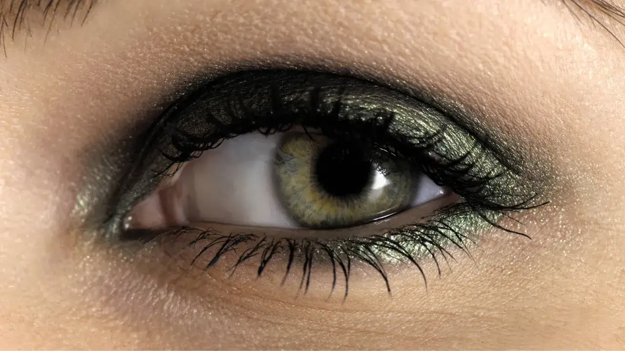 Grüne Augen schminken: Farben & Tricks für Ihr Strahlen