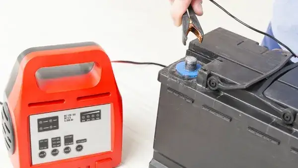 Jak podłączyć prostownik bez wyjmowania akumulatora - uniknij błędów