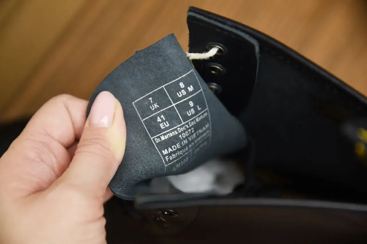Metka z rozmiarem i informacją "Made in Vietnam" na wewnętrznej stronie buta to klucz do tego, jak rozpoznać oryginalne Martensy.