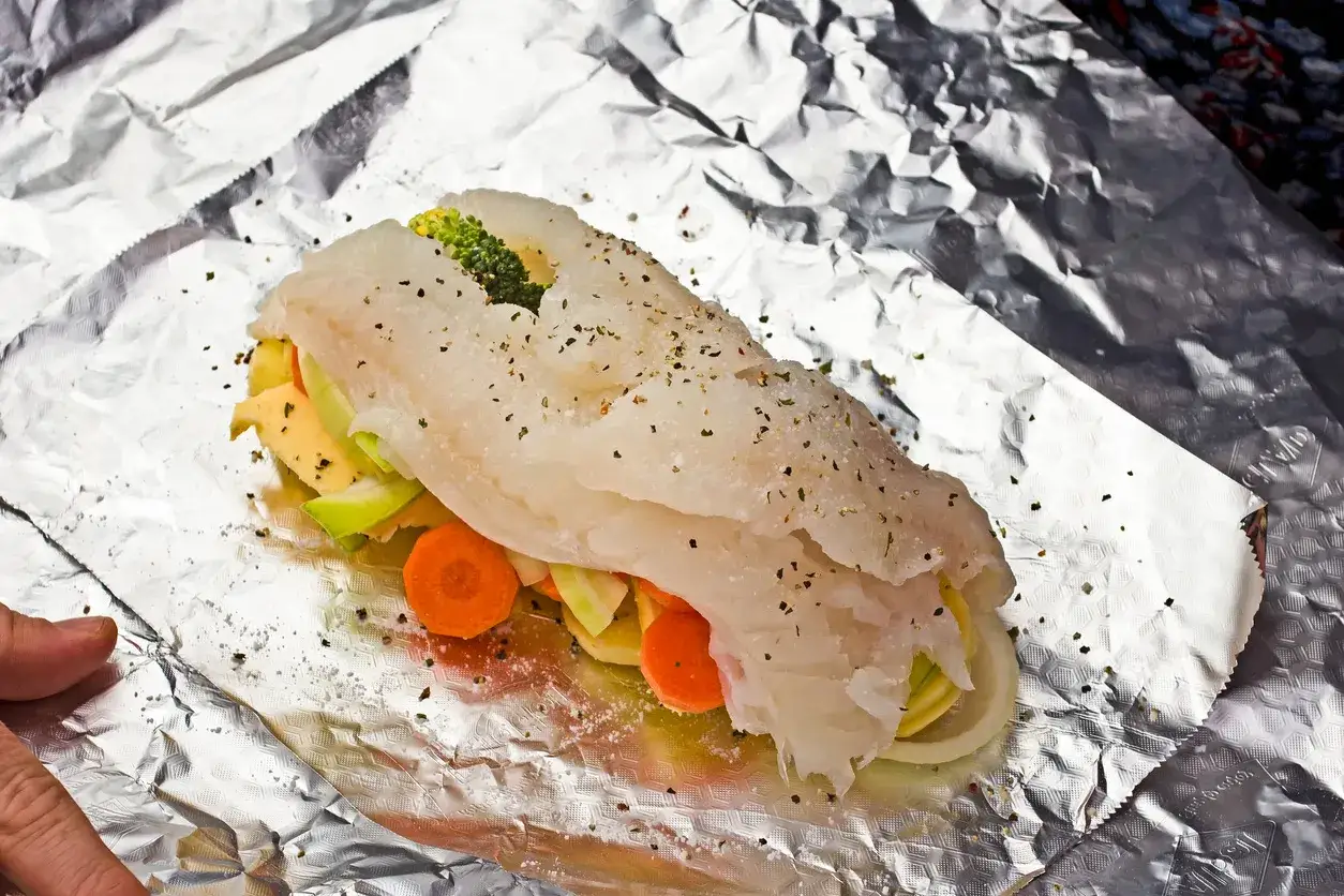 Ryba z grilla w folii: jak osiągnąć idealną soczystość?