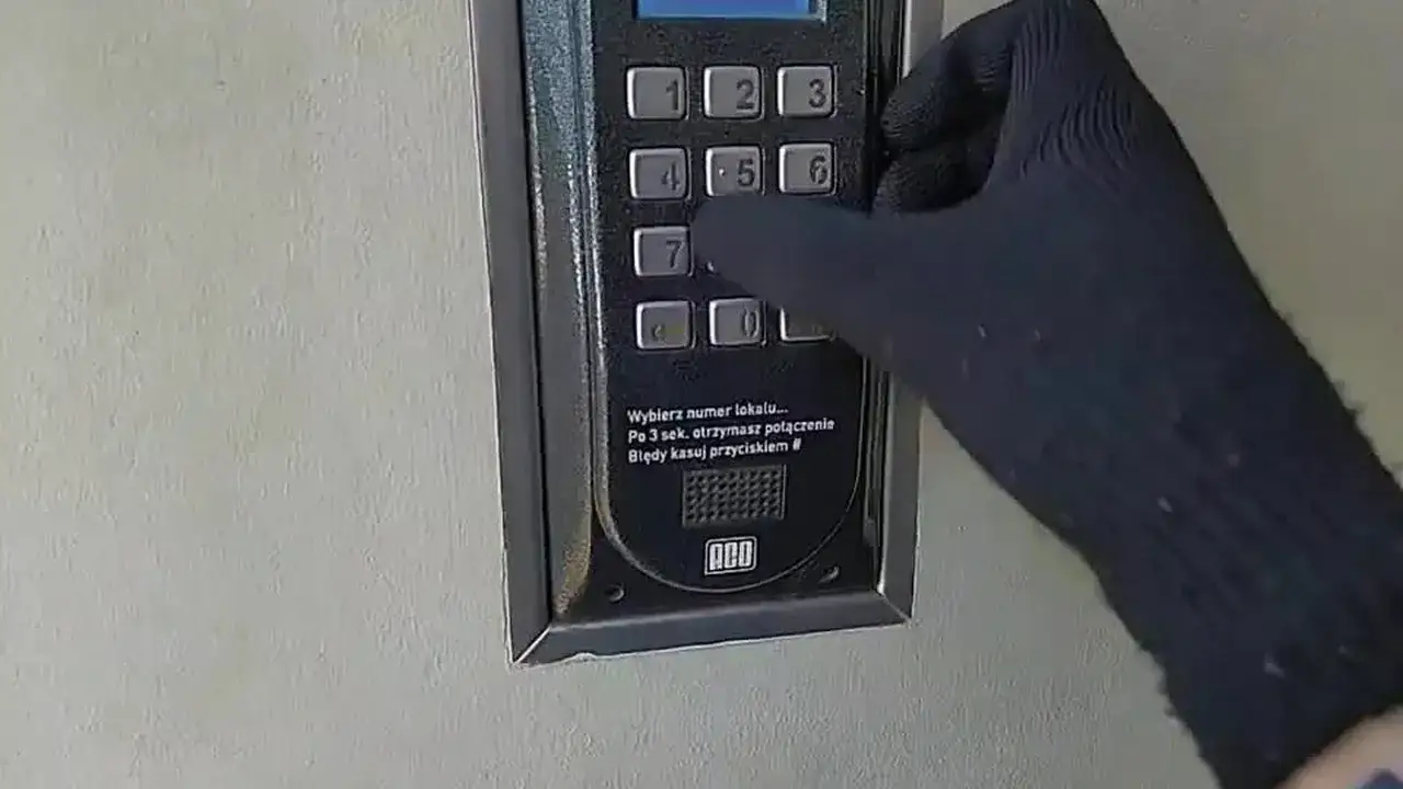 Zmiana kodu domofonu ACO: Prosta instrukcja krok po kroku