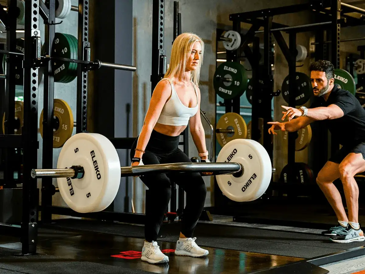 Zwiększ energię przed treningiem: Suplementy czy naturalne posiłki?