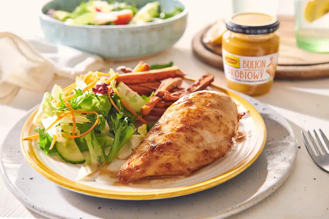 Soczysta, dietetyczna pierś z kurczaka z chrupiącymi frytkami z batatów i świeżą sałatką. Idealny sposób, jak zrobić dietetyczną pierś z kurczaka.