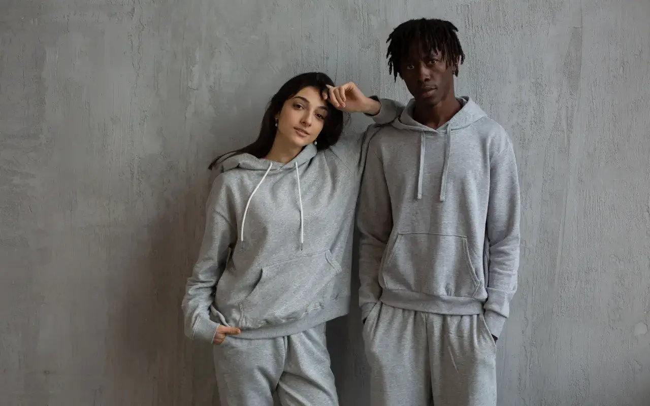 Jak gramatura bluzy wpływa na komfort i wybór odzieży na każdą porę roku