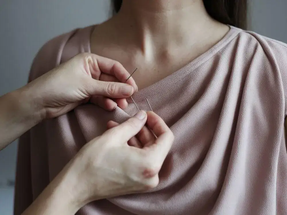 Jak zmniejszyć dekolt w bluzce: skuteczne metody na głęboki dekolt