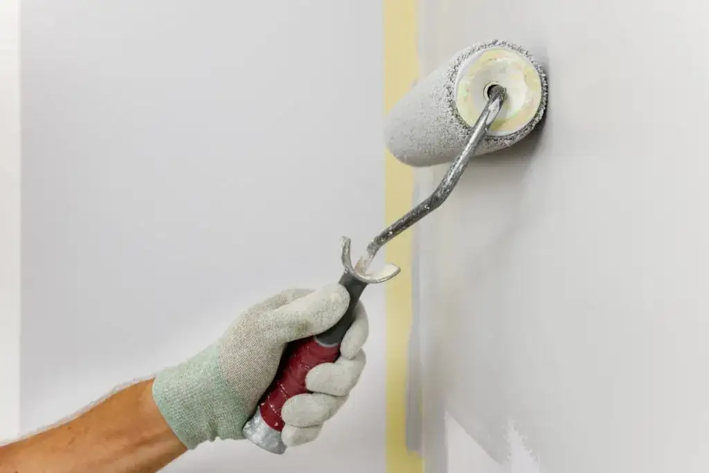 Jak długo schnie farba na ścianie? Czasy schnięcia różnych rodzajów farb i czynniki wpływające na proces