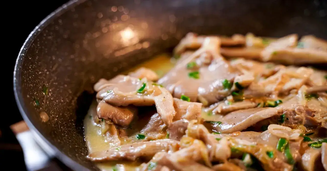 Smażone boczniaki w sosie z zieloną cebulką. Idealny pomysł, co zrobić z boczniaka na obiad.