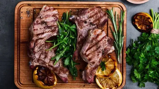Najlepsze zioła do wieprzowiny: Sekret soczystego i aromatycznego mięsa