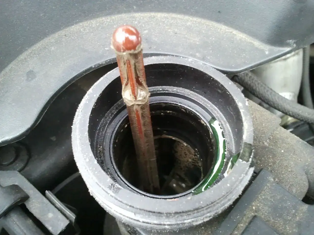 Masło w zbiorniczku? Chłodnica oleju czy uszczelka pod głowicą?