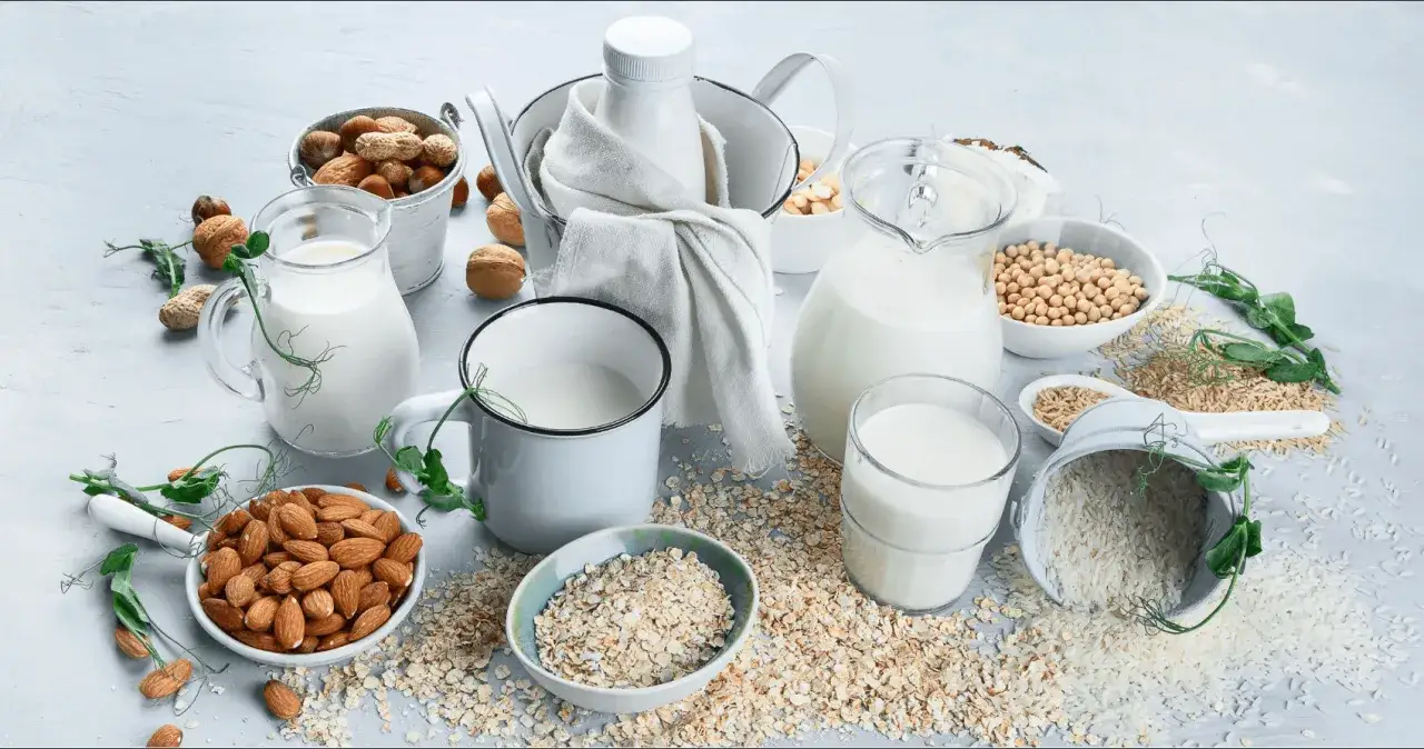 Ile węglowodanów ma mleko? Sprawdź fakty i porównaj z napojami roślinnymi