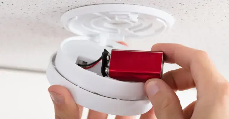 Czujnik gazu na baterie czy na prąd – co wybrać dla bezpieczeństwa?