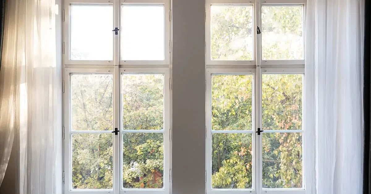 Jak wyczyścić drewniane okna z farby: 5 skutecznych metod