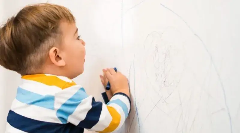 Skuteczne sposoby na to, czym zmyć kredkę ze ściany bez uszkodzeń