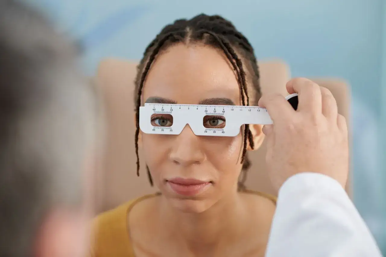 Badanie wzroku u optometrysty. Pacjentka ma na nosie przyrząd do pomiaru rozstawu źrenic. Czas oczekiwania na okulary zależy od wielu czynników.