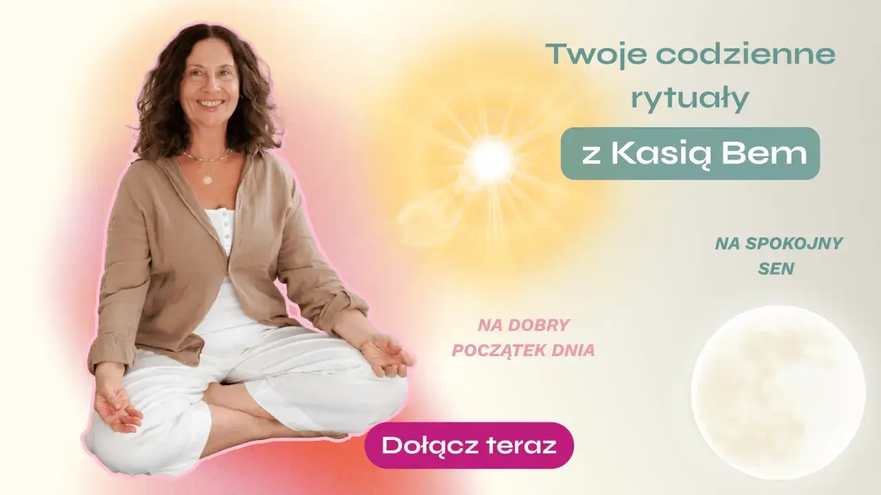 Kobieta w pozycji medytacyjnej. Dowiedz się, czym jest medytacja i jak może pomóc Ci w dobrym początku dnia i spokojnym śnie.