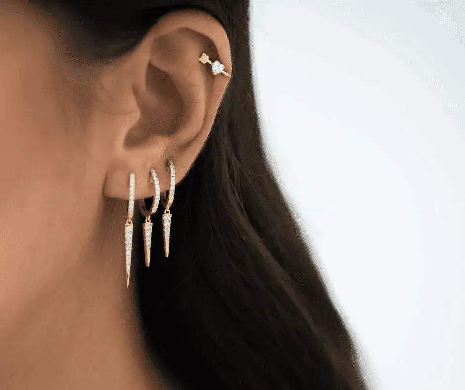 Złote kolczyki na co dzień: Fasony, próby i porady - wybierz idealne