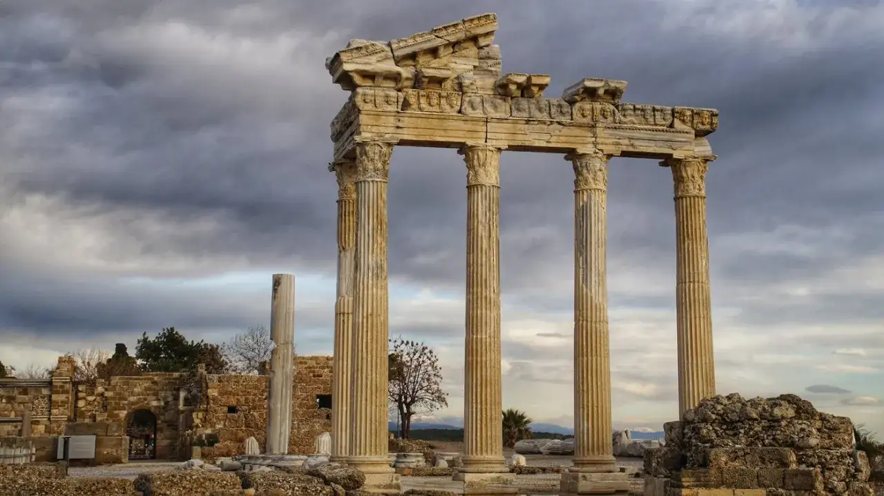 Side, Turcja: Atrakcje. Odkryj antyczne ruiny i cuda natury