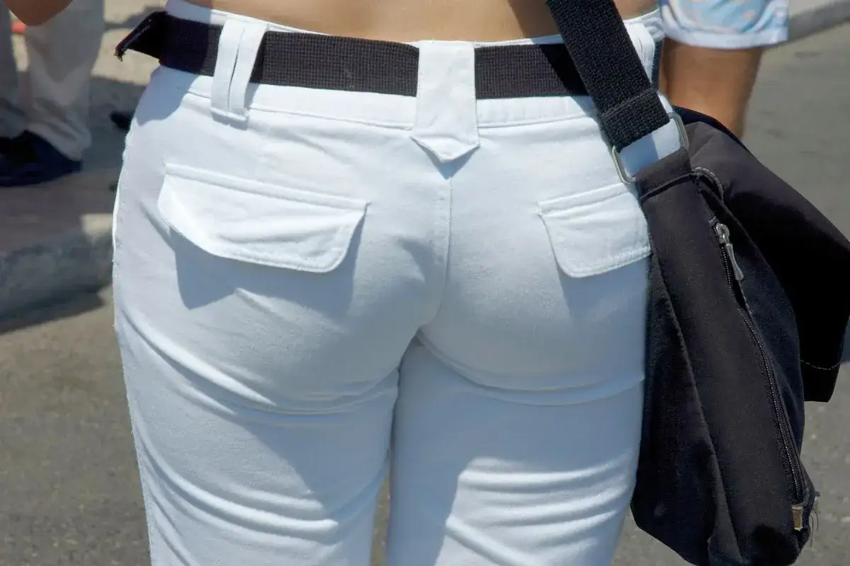 Jakie majtki do białych spodni, aby uniknąć widocznych linii?