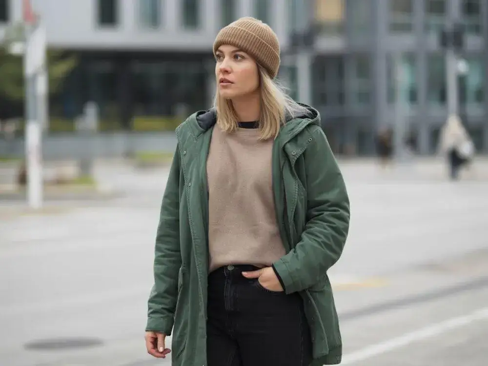 Czapka do zielonej kurtki: Od beżu po bordo. Poradnik!