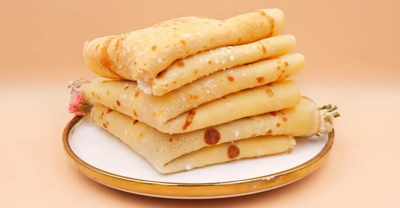 Stosik puszystych naleśników, idealnych na zdrowy posiłek. Ten przepis na zdrowe naleśniki to gwarancja pysznego śniadania.