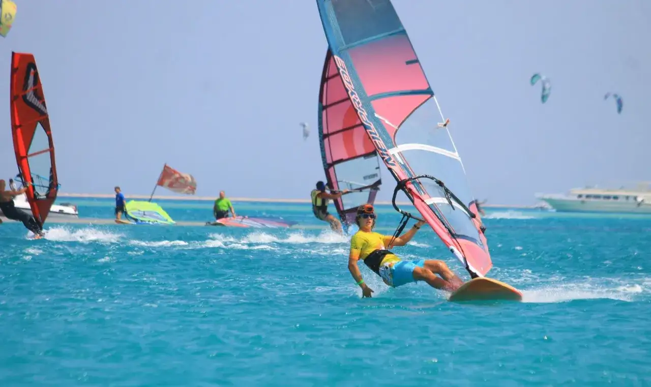 Ile trwa nauka windsurfingu? Opanuj podstawy w tydzień!