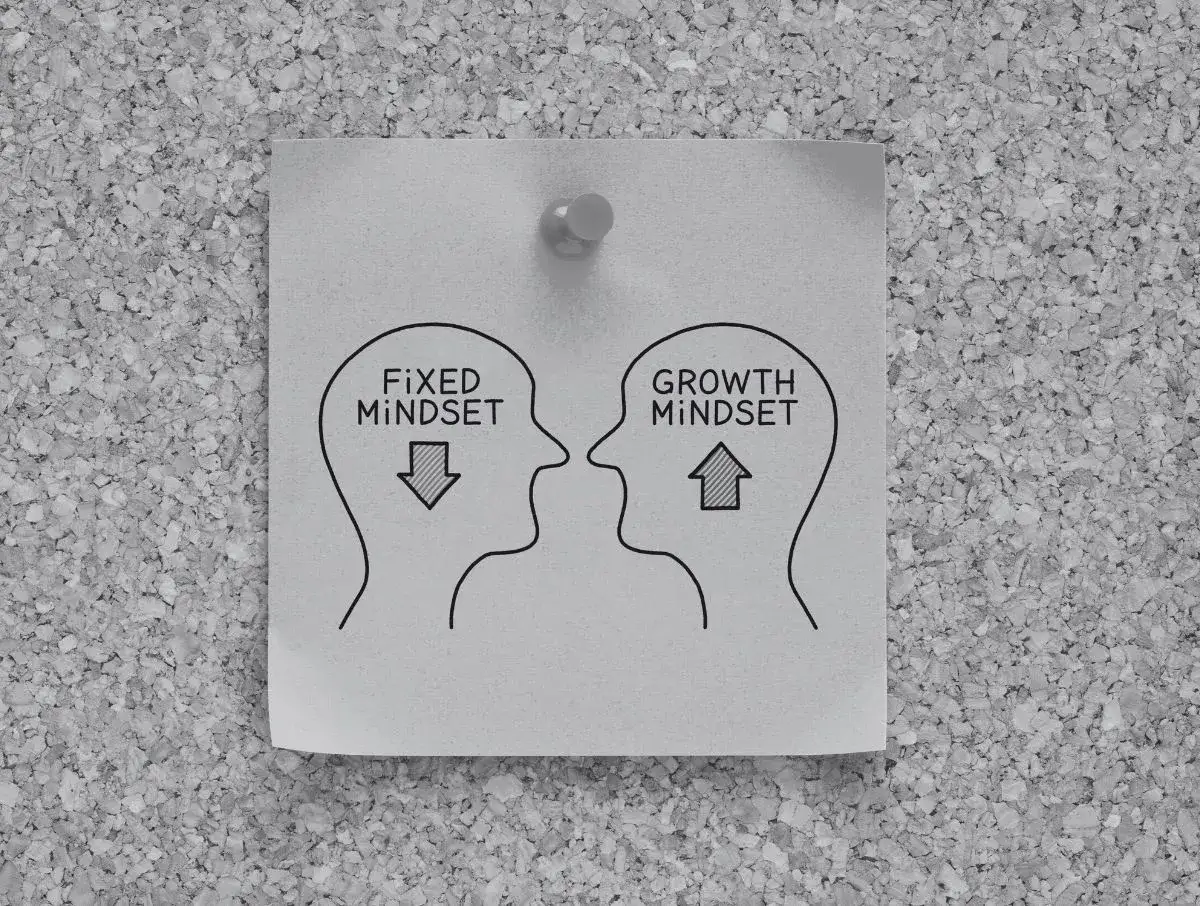 Dwie głowy, jedna z "fixed mindset" i strzałką w dół, druga z "growth mindset" i strzałką w górę. Pokazuje, co ile lat zmienia się charakter człowieka.