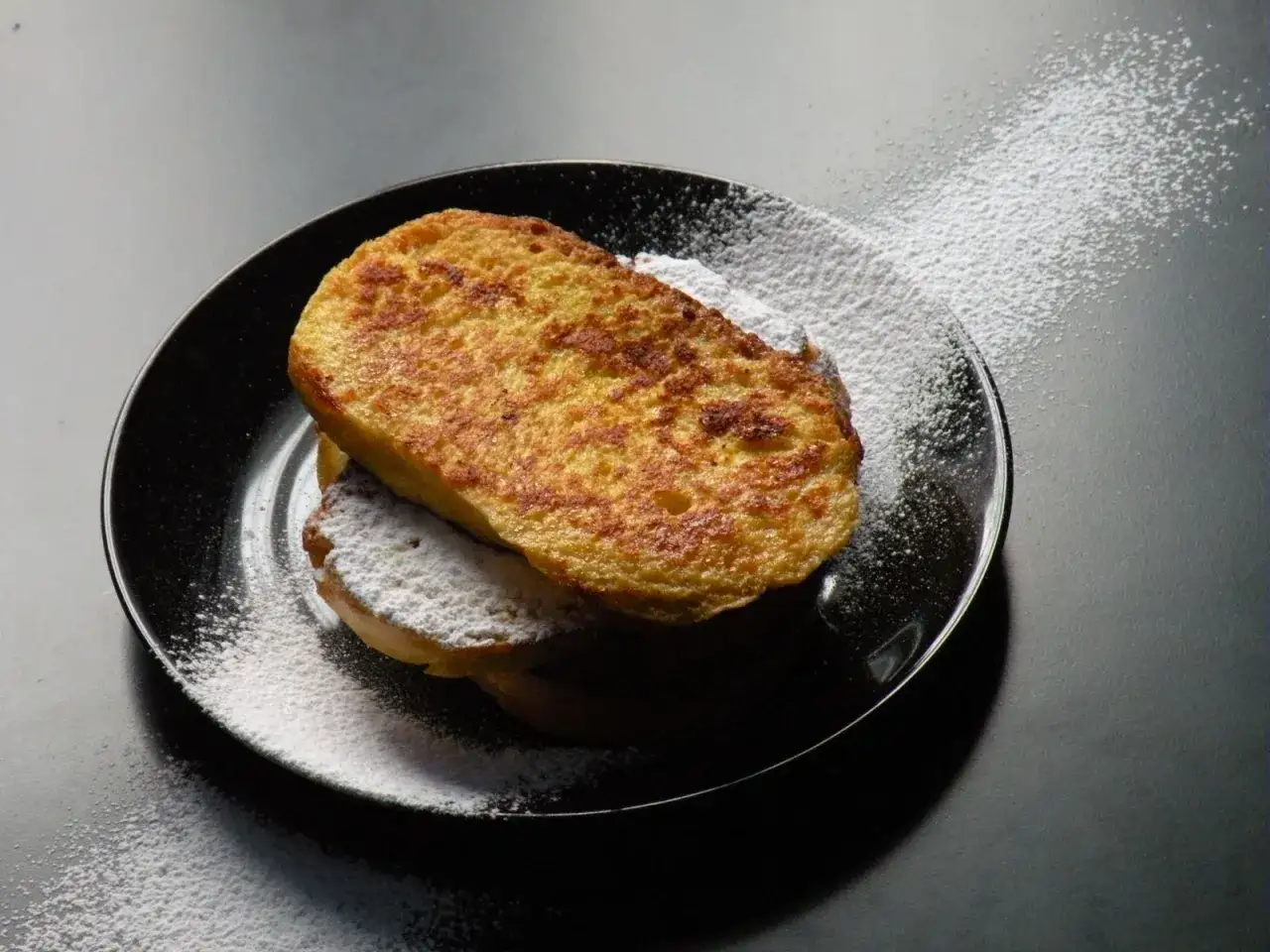 Chałka po francusku: Przepis na idealne tosty i śniadanie