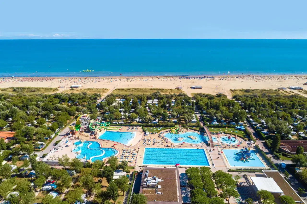 Wspaniałe kempingi nad morzem z basenami i zjeżdżalniami, otoczone zielenią, tuż przy piaszczystej plaży.