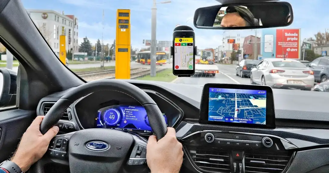 Aplikacje ostrzegające o kontrolach: Yanosik, Waze które wybrać?