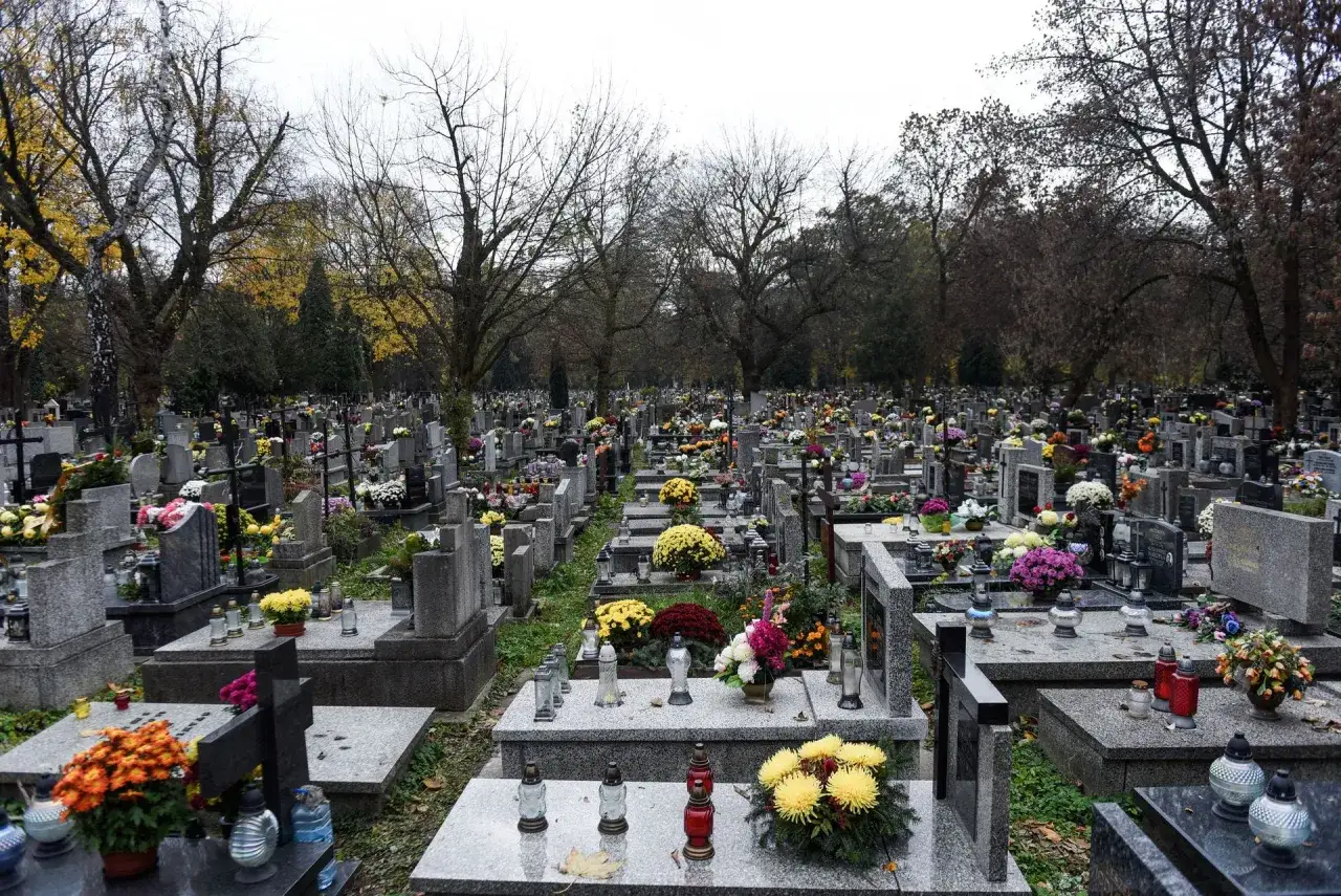 Kremacja czy tradycyjny pochówek? Koszty, prawo, wiara co wybrać?