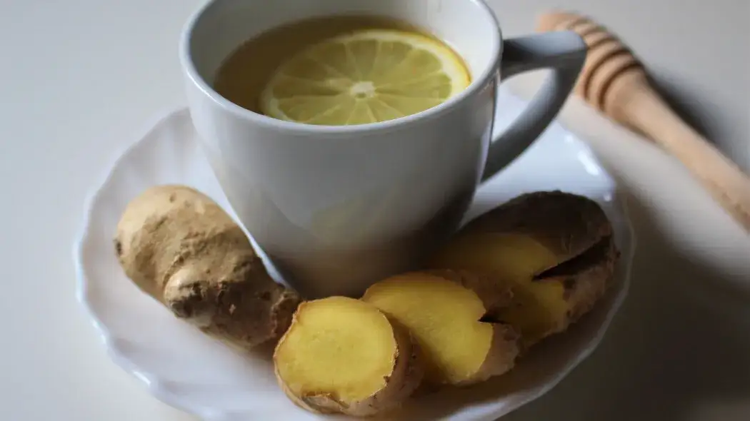 Napój z imbirem cytryną i miodem: przepis na zdrowie i odporność