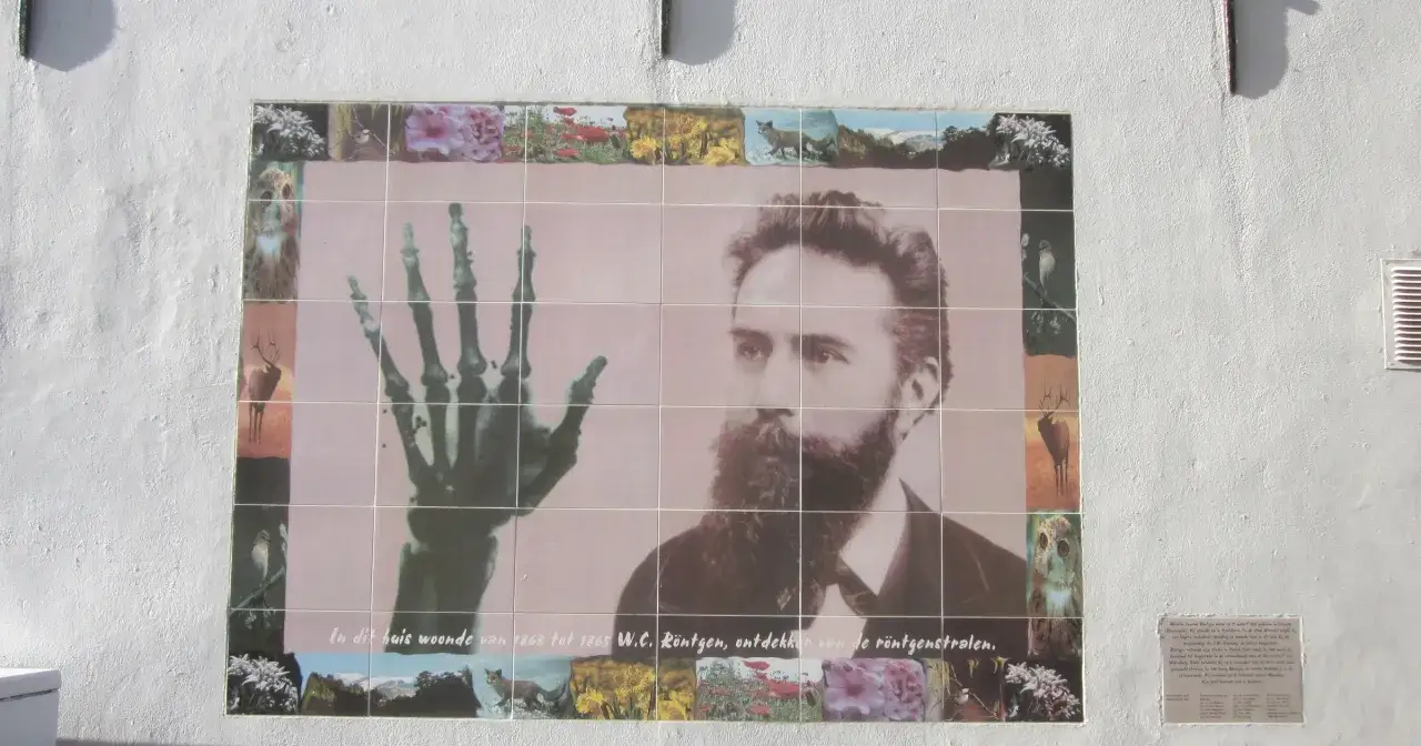 W.C. Röntgen, kto odkrył promienie X, na muralu z jego portretem i zdjęciem dłoni.