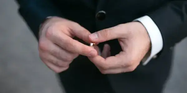 Kto nosi obrączkę na środkowym palcu i dlaczego to robią?