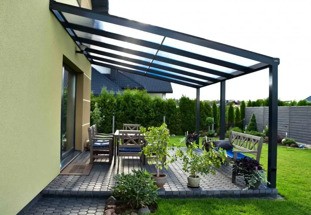 Z czego dach na taras – najlepsze materiały i ich wady oraz zalety