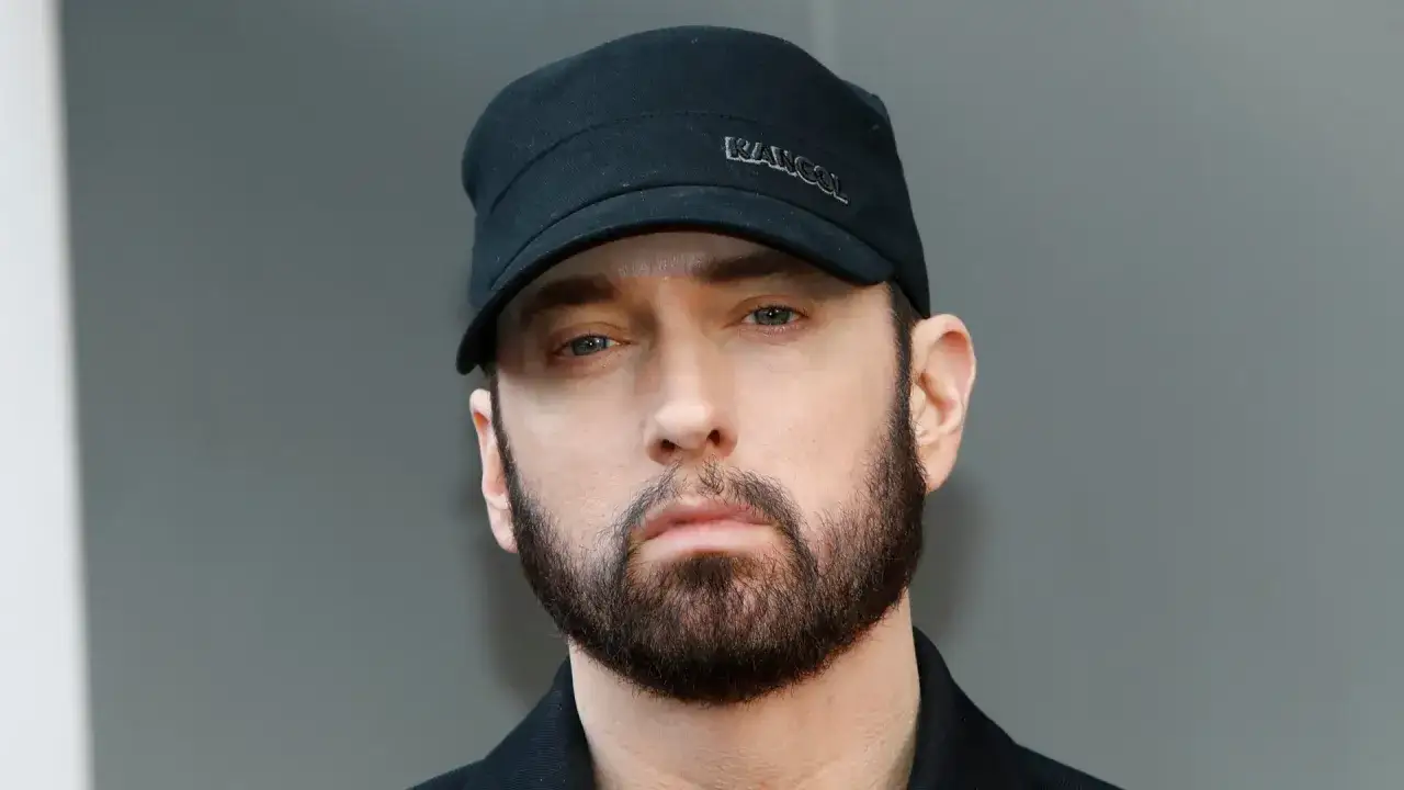 Eminem jak teraz wygląda, z brodą i czarną czapką Kangol.