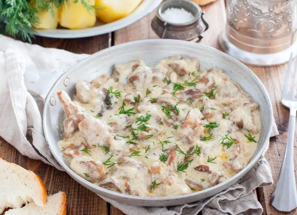 Grzyby w śmietanie z koperkiem, idealne z pieczywem. Zastanawiasz się, jakie przyprawy do grzybów w śmietanie? Koper to klasyka!