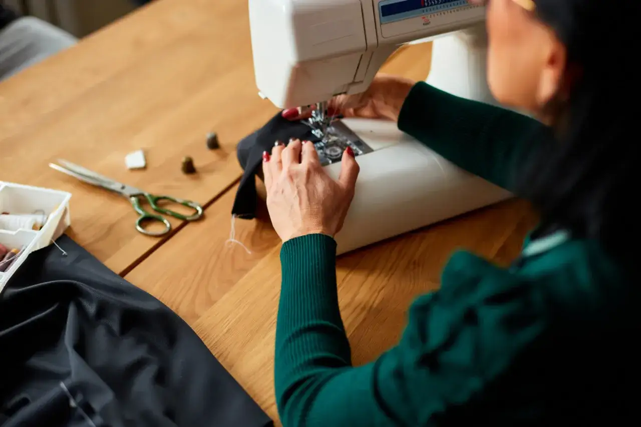 Jak uszyć pokrowiec na krzesło z gumką? Poradnik DIY dla początkujących