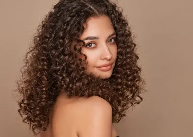 Włosy kręcone: Jaki szampon wybrać? Poradnik Melanii Baranowskiej