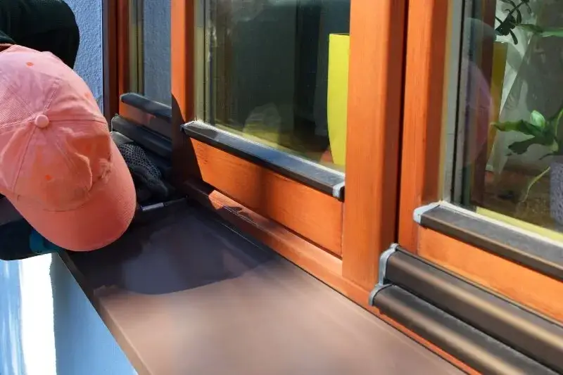 Czym przykleić parapet zewnętrzny blaszany, by uniknąć problemów?