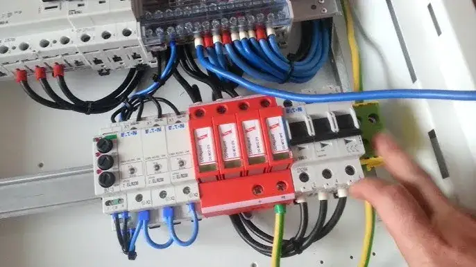 Jak zbudować rozdzielnicę elektryczną? Poradnik: Bezpiecznie, zgodnie z normami