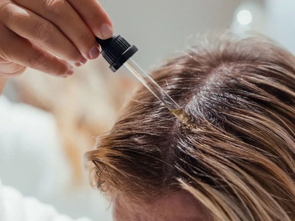 Himalaya rewitalizujący olejek: Skład, efekty, opinie. Czy warto?