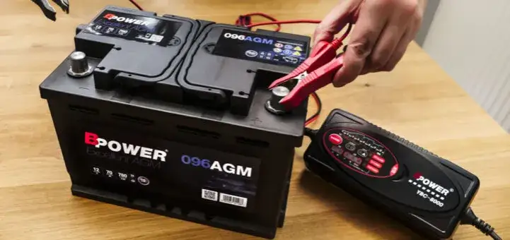 Prostownik czy ładowarka do akumulatora – co wybrać, aby nie żałować?