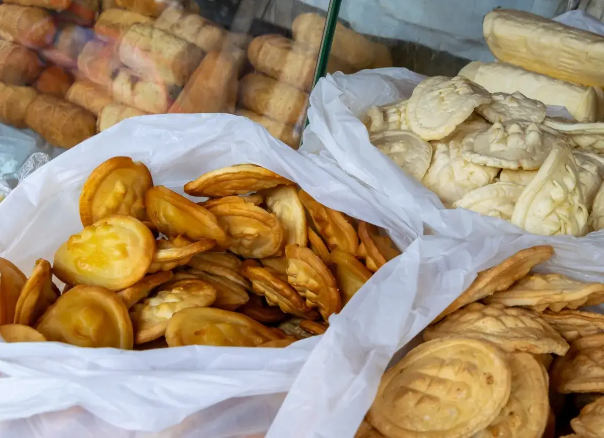 Oscypek a bryndza: Kluczowe różnice, smaki i jak rozpoznać oryginał?